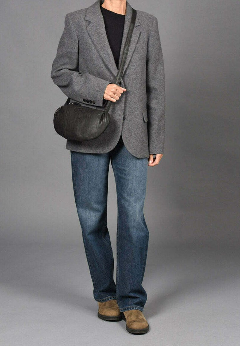 Grijze blazer, zwarte schoudertas, zwart shirt en blauwe jeans; beige schoenen; gladde stof, op maat gemaakt ontwerp, ontspannen pasvorm.