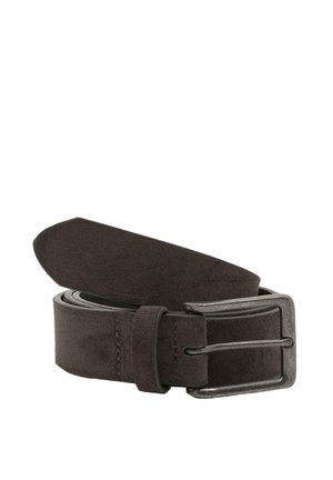 Donkerbruine suède riem opgerold met een zilverkleurige rechthoekige metalen gesp op een witte achtergrond.