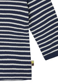 Dunkelblauer, gerippter Pullover mit horizontalen weißen Streifen und einem kleinen Etikett am Saum, mit Rundhalsausschnitt und langen Ärmeln.