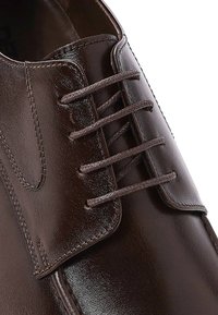 Donkere bruine lederen nette schoen met gesloten veters, gedetailleerd stiksel en een gladde, gepolijste afwerking.