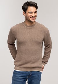 Brązowy sweter z ryżowym splotem, z okrągłym dekoltem, z kontrastowym białym wykończeniem na dole i przy mankietach. Luźny kr�ój, fakturowany wzór.