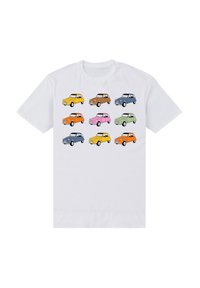 Hvid t-shirt med ni stiliserede biler i forskellige farver: gul, orange, pink, grøn, brun, blå og lilla, arrangeret i tre rækker.