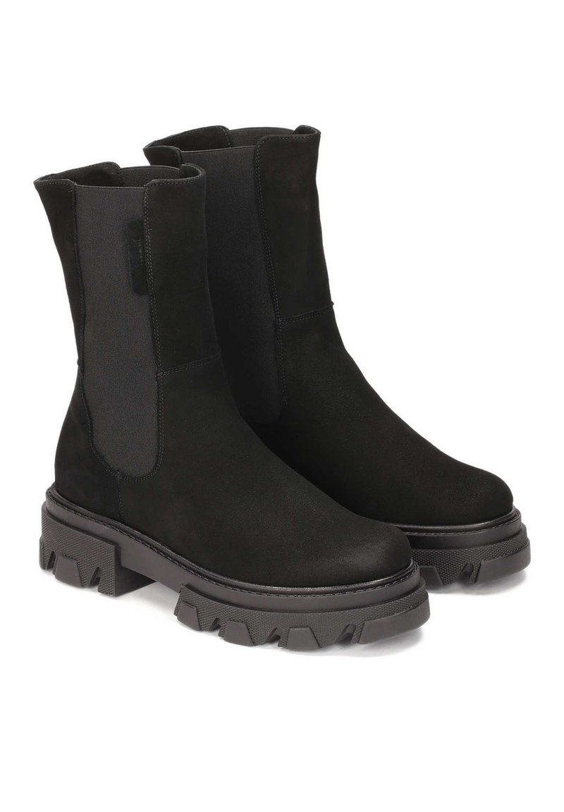 Czarne botki za kostkę wykonane z zamszu i elastycznych materiałów, z masywną, teksturowaną gumową podeszwą i minimalistycznymi detalami w szyciu.