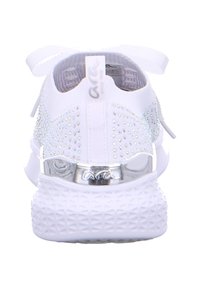Sneaker bianco con una suola texturizzata e ricamata, accenti iridescenti e un retro liscio con una striscia riflettente. Presenta lacci elastici e un logo.
