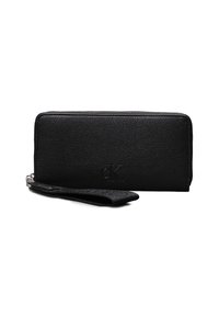 Cartera de cuero negro texturizado con cierre de cremallera, que cuenta con una correa para la muñeca y un logo en relieve en la parte frontal. Diseño delgado con bordes rectos.