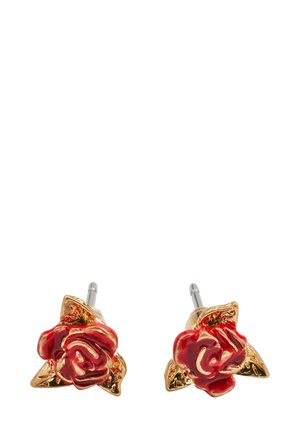 Orecchini a forma di rosa rossa realizzati in metallo con accenti dorati, caratterizzati da una finitura lucida e un design dettagliato dei petali, fissati con chiusure a post.