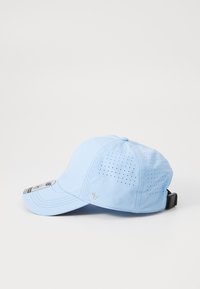 Lys blå cap med perforert design på sidene, buet brem, justerbar stropp bak, og logo detalj foran.