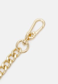 Chaîne en métal doré avec un design à maillons larges, dotée d'un fermoir à ressort et d'un anneau de fixation rond pour une fermeture sécurisée.