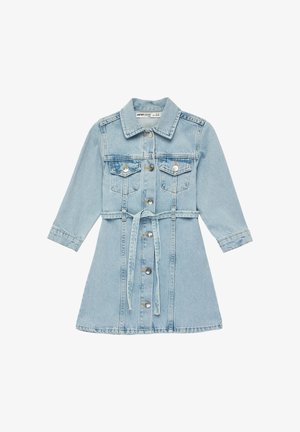 Lyseblå denimkjole med lange ærmer, knapper foran, to brystlommer, krave og bindebælte i taljen.