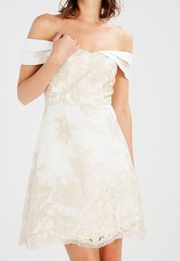 Chi Chi London Petite Koktejlové šaty / šaty na párty - off-white