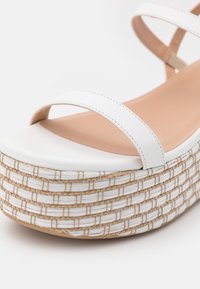 Patrizia Pepe Sandály na platformě - beige