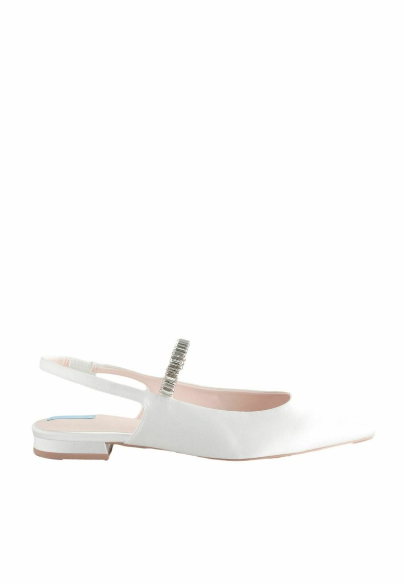 Bílé ploché slingback boty s špičatou špičkou, hladkým povrchem, stříbrnými akcenty na pásku a jemnou růžovou stélkou.