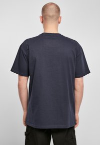 Upscale by Mister Tee Trükipildiga T-särk - navy