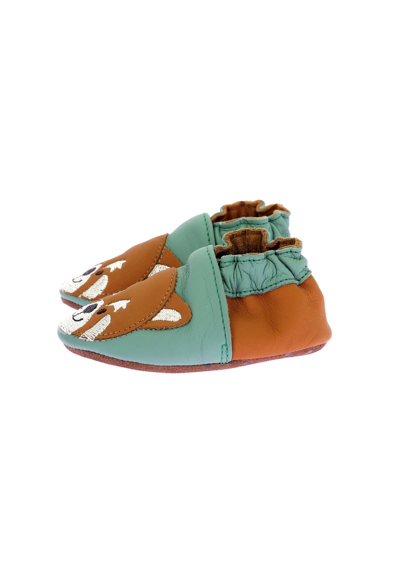 Bottines en cuir pour bébé avec un schéma de couleurs vert menthe et marron, ornées d'un design de visage d'ours sur les orteils et d'une cheville élastique pour un enfilage facile.