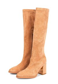Botas altas de ante color beige con puntas afiladas, tacones de bloque y cremalleras en el lado interior, mostradas de pie lado a lado sobre un fondo blanco.