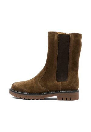 Bota de ante marrón de altura media con panel lateral elástico negro y suela de goma estriada con tacón bajo tipo bloque.