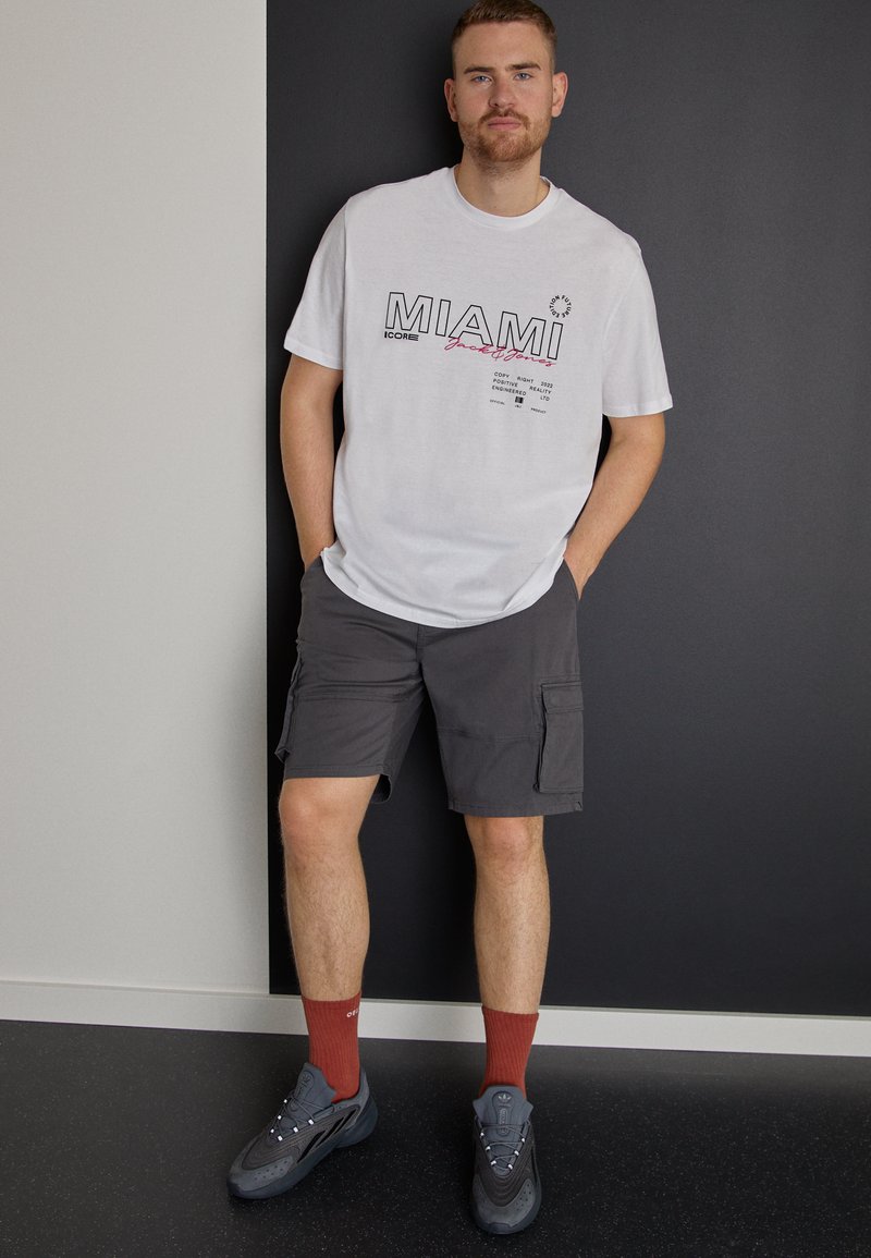 Herren T-Shirts & Polos | Jack & Jones JCOSTAYCATION TEE CREW NECK T-Shirt print white/weiß - QX24577 Herren T-Shirts & Polos | Jack & Jones JCOSTAYCATION TEE CREW NECK T-Shirt print white/weiß - QX24577