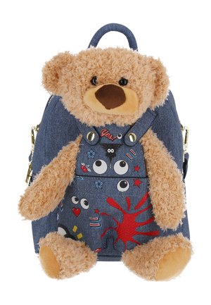 Ursuleț de pluș cu blană maro deschis atașat de un rucsac din denim albastru decorat cu ochi de desene animate colorați, stele, inimi și un detaliu roșu în formă de strop.