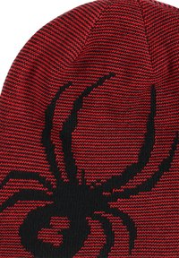 Rode gebreide beanie met een zwart spinnenmotief. Heeft een geribbelde textuur en een strakke pasvorm. De bovenkant is rond met een gladde naad.