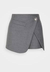 Jupe portefeuille grise en tissu texturé, avec fermeture latérale à boutons et deux poches, ourlet diagonal et coupe cintrée.