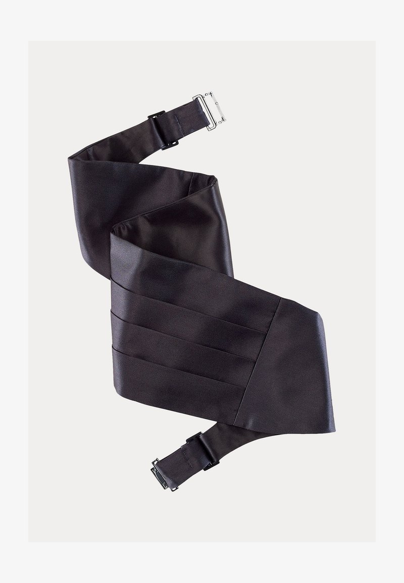 Μαύρη υφασμάτινη ζώνη με απαλή υφή, διαθέτει πιετά τιράντες και μεταλλικό εξάρτημα για ρυθμιζόμενο κούμπωμα.