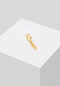 Boucle d'oreille en or avec un pendentif en forme de plume détaillée. Surface lisse, forme circulaire et accent en plume texturé. Taille compacte.