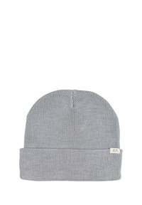 Beanie grigio a maglia con texture a coste, caratterizzato da un risvolto e una piccola etichetta con un logo sul lato.