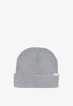 Beanie grigio a maglia con texture a coste, caratterizzato da un risvolto e una piccola etichetta con un logo sul lato.