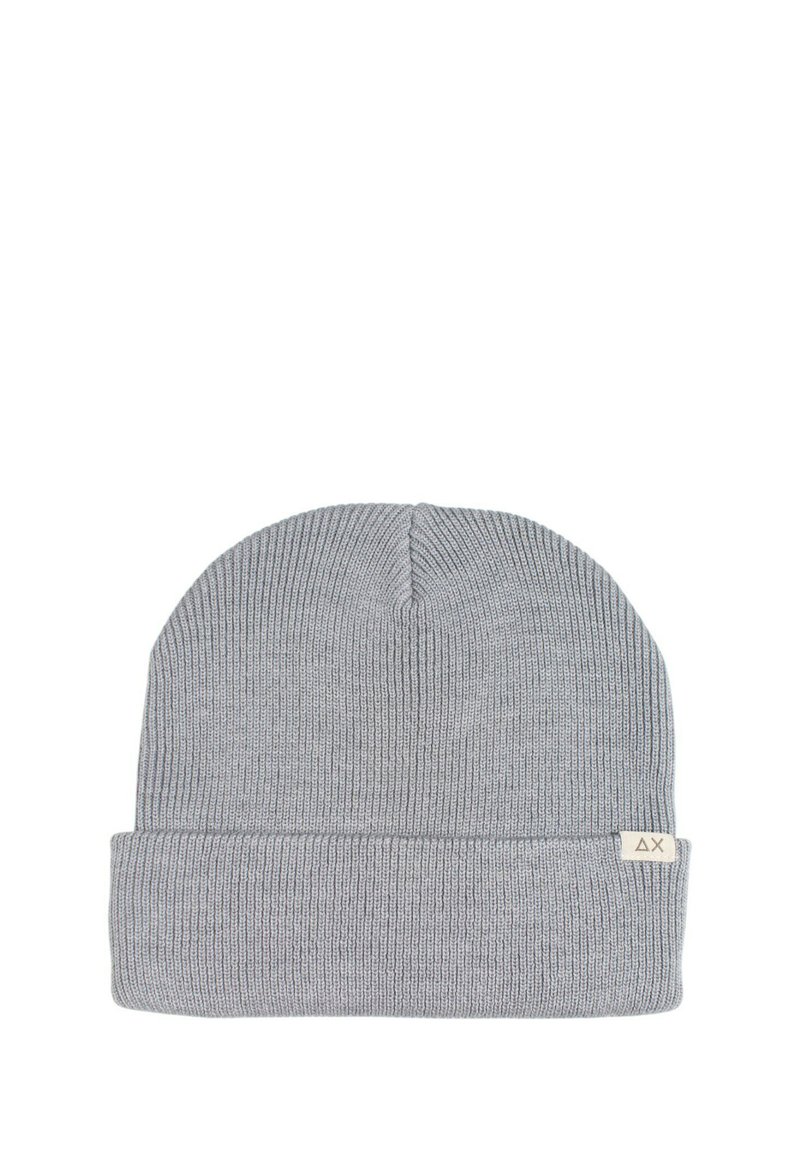 Beanie grigio a maglia con texture a coste, caratterizzato da un risvolto e una piccola etichetta con un logo sul lato.