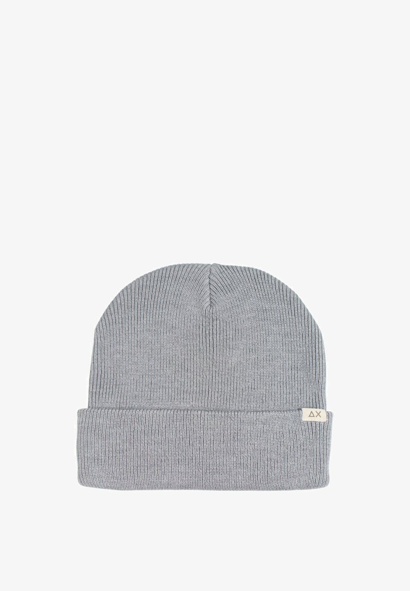 Beanie grigio a maglia con texture a coste, caratterizzato da un risvolto e una piccola etichetta con un logo sul lato.