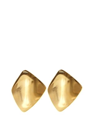 Para błyszczących, złotych, gładkich, nieregularnych kwadratowych kolczyków na sztyft z lekko zaokrąglonymi krawędziami na białym tle.