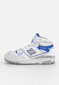 Hvid og blå New Balance 650 højtop-sneaker med grå sål, perforeret læder og fremtrædende "N" logo på siden.
