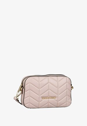 Sac bandoulière en cuir rose matelassé avec bordure noire, ferrures dorées et motif de couture en zigzag. Comprend une fermeture éclair et un accent de logo.