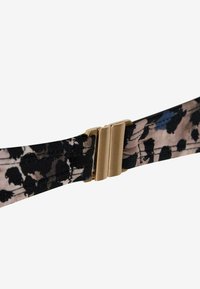 Ceinture en tissu noir et beige avec un motif léopard, dotée d'une boucle en métal doré pour la fermeture.