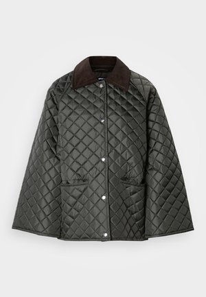 Casaco acolchoado verde escuro com um colarinho de veludo cotelê castanho, botões de pressão e dois bolsos frontais. Apresenta um padrão texturizado em diamante.