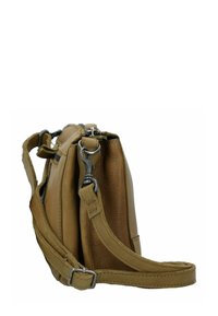 Borsa a tracolla in pelle marrone con superficie texture, accessori in metallo e tracolla removibile. Presenta una parte superiore con zip e più scomparti.