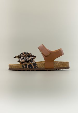 Brun sandal med korksål, justerbar bagrem og forrem med sløjfedetalje i leopardprintet stof.