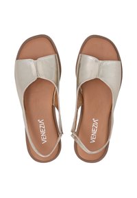 Guldmetallic sandaler med åben tå og hæl, har en glat overdel, polstret sål og en brun gummisål. Brandlogo synlig.