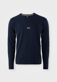 Marineblå langermet T-skjorte laget av myk bomull, med rund hals og en hvit "BOSS" logo sentrert på brystet.