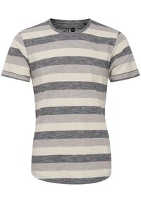 Camiseta de manga corta con rayas horizontales en gris y beige, hecha de tela suave, con escote redondo y dobladillo curvado.