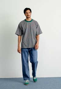 adidas Originals 80S LOOSE STRIPED - T-shirts med print - collegiate green