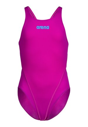 Costume intero rosa acceso con sottili spalline e logo blu "arena" centrato sul petto su sfondo bianco.
