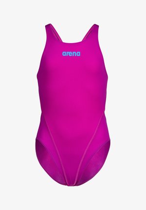 Costume intero rosa acceso con sottili spalline e logo blu "arena" centrato sul petto su sfondo bianco.