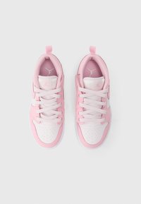 Rózsaszín sportcipők velúr és bőr felsőrésszel, fehér kiemelésekkel, perforált orr-résszel és lapos fűzőkkel, a kényelem és a tartás érdekében tervezve.