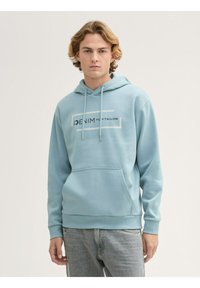 Sudadera azul claro de mezcla de algodón, con un bolsillo tipo canguro en la parte frontal, capucha con cordón y un print de logo en el pecho. Corte casual.