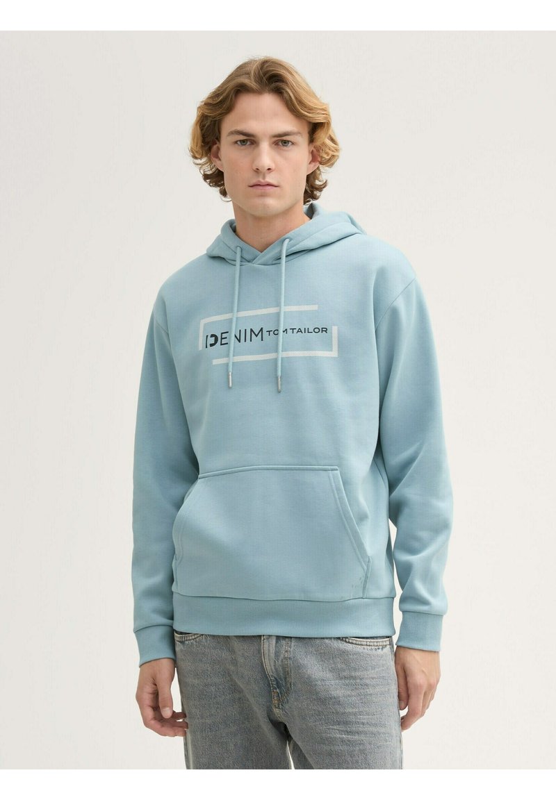 Sudadera azul claro de mezcla de algodón, con un bolsillo tipo canguro en la parte frontal, capucha con cordón y un print de logo en el pecho. Corte casual.