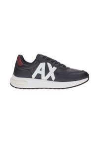 Sneakers in pelle blu navy con grande logo bianco "AX", superficie texturizzata, suola intermedia bianca e accento maroon sul tallone. Design con lacci e suola nera.