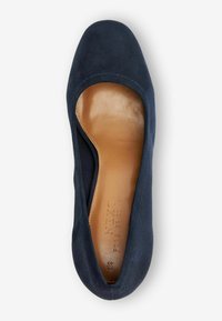 Granatowe zamszowe baleriny z okrągłym noskiem i gładką skórzaną wyściółką. Charakteryzują się minimalnym wykończeniem przeszyć oraz logo marki na wkładce.