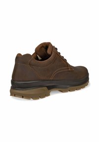 Chaussure de randonnée en cuir marron avec une semelle épaisse en noir et beige, col rembourré et languette en mesh marron, vue de l'angle arrière-gauche.