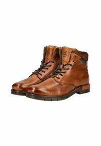 Braune Leder-Stiefeletten mit texturiertem Finish, schwarzen Schnürsenkeln und einem mit Fell gefütterten Kragen. Sie verfügen über eine flache Gummisohle und seitliche Markenkennzeichnung.